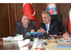 Bakan Yazıcı, Yunus Emre Çarşısı Esnafıyla Bir Araya Geldi