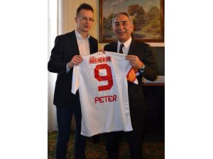 Adnan Polat, Macaristan Dış Ekonomik Devlet Sekreteri Peter Szijjartoya Galatasaray Forması Hediye Etti
