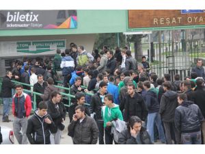 Yeşil Beyazlı Taraftarların Fenerbahçe Maçı İçin Bilet İzdihamı