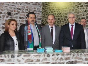 Bakan Çelik’e Türkülü İltifat