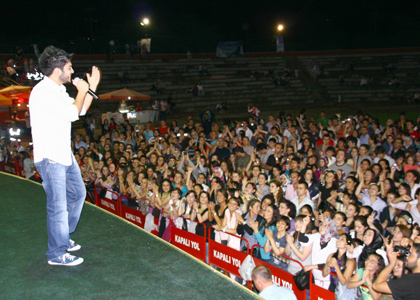 Yusuf Güney, hayranlarıyla buluştu