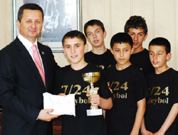 Nas Şampiyon Voleybolcuları Kabul Etti