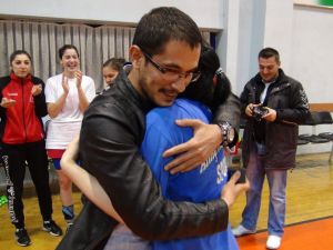 Hentbolcu Gamze’ye Sahada Evlilik Teklifi