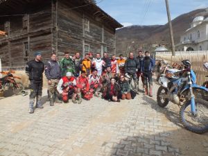 Motokrosçular Dağlarda Antrenman Yapıyor