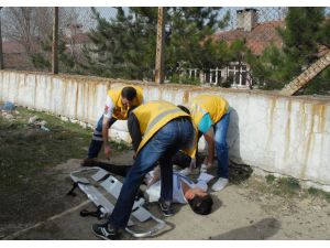 Kız Arkadaşına Kızıp Bileklerini Kesti