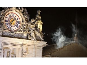 Sistine Şapelinin Bacasından Beyaz Duman Çıktı