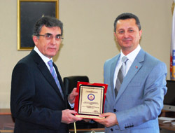 Nas’tan Karaaslan’a Plaket Takdimi