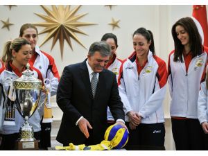 Cumhurbaşkanı Gül, Şampiyon Voleybolcuları Kabul Etti