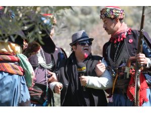 İzmirli Sanatçı Dağda Esir Alındı