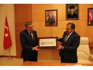 Bakan Eroğlu, Sakarya Büyükşehir Belediyesini Ziyaret Etti