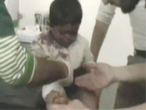 Suriyede Yaralanan Küçük Çocuk Kek Yedirilerek Tedavi Edildi