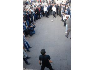 Bakanlar Diyarbakır Surları’nda Çocuklarla Top Oynadı