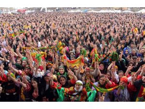 Lapa Lapa Kar Yağışı Altında Nevruz Coşkusu