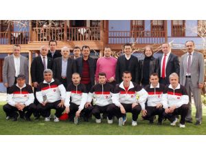 Denizli Belediyespor Altyapı Antrenörlerine Plaket Verdi