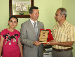 Fiskeci’ye eğitimden plaket