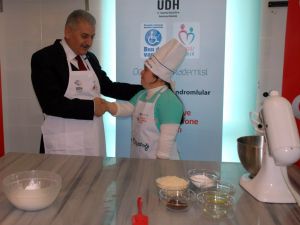 Bakan Yıldırım, Down Sendromlu Gençlerle Kurabiye Yaptı