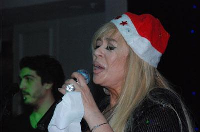 Sakaryalılar yeni yıla Zerrin Özerle girdi 