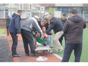 Maçta Sakatlanan Futbolcuyu Otomobille Hastaneye Kaldırdılar