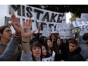 Güney Kıbrıs’ta Öğrenciler Troyka Ve Memerandumu Protesto Ediyor