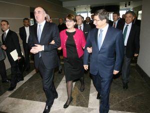 Davutoğlundan Gürcü Mevkidaşına Uçak Jesti