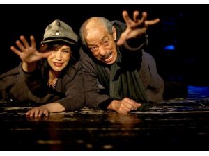 Usta Tiyatrocu 75 Yaşını Sahnede Kutladı