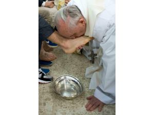 Papa, Roma’da Müslüman Mahkumların Ayaklarını Yıkadı Ve Öptü