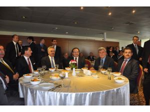 Bakan Yazıcı Sanayici Ve İşadamları İle Yemekte Buluştu
