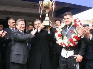 Avrupa Şampiyonu Milli Güreşçi Rıza Kayaalp, Memleketi Yozgat’ta Davul Ve Zurna İle Karşılandı