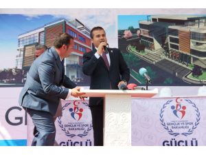 Bakan Kılıç’ın Konuştuğu Kürsü Yerinden Çıktı