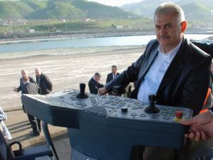 Bakan Yıldırım, Asfalt Serme Makinesi Kullandı