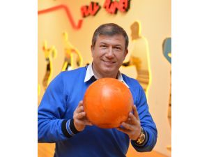 Tanju Çolak, İzmir’de Bowling Oynayarak Stres Attı