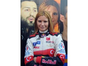 Milli Rallici Burcu Çetinkaya Spor Tırı Kullanıp, Dostluk Ve Barış Mesajı Verdi