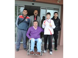 Emin Kar, Şampiyon Boksörü Ve Hocalarını Kutladı