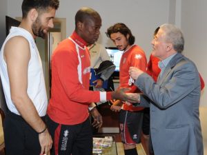 Futbolculara Umre Hediyesi