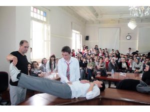 Gençlerle Tiyatro Söyleşilerinin Birincisi Yegalde Başladı