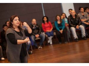 Çiçek Dilligil Küçükçekmeceli Oyuncu Adaylarıyla Buluştu