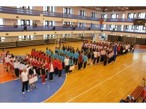 Üniversitelerarası Voleybol Müsabakaları Omü’de Başladı