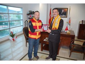 Ultraslanlar’dan Yılmaz’a Plaket