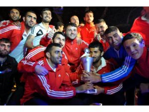 Şampiyon Erdekspor Havai Fişeklerle Karşılandı