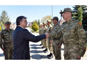 Cumhurbaşkanı Gül, Cumhurbaşkanlığı Muhafız Alayı Komutanlığı’nı Ziyaret Etti