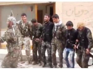 Muhalifler Halay Çekerek Eğlendi