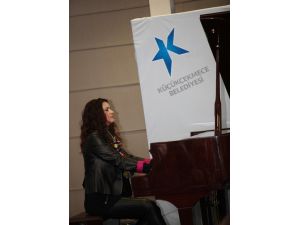 Anjelika Akbar Müziği Ve Sohbetiyle Büyüledi