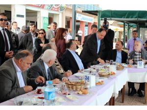 Akil Adamlar İzmiri Dolaşmaya Devam Ediyor