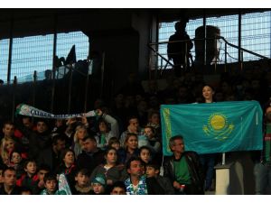 Kazak Sporseverlerden Rizespor’a Destek