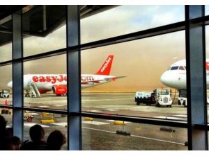 İngiltere’deki Şiddetli Kum Fırtınası Ülkeyi Adeta Çöle Benzetti