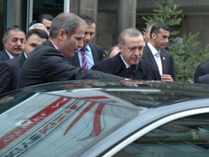 Erdoğan, Türkiye Kızılay Derneği Genel Merkezi’ni Ziyaret Etti