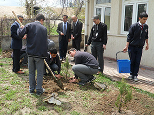 Okul Bahçelerine Fidan Dikildi