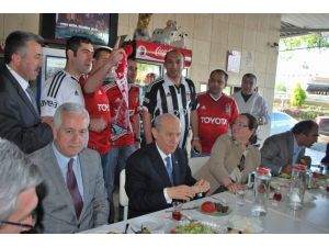 Bahçeli Mola Verdi, Köfte Yedi