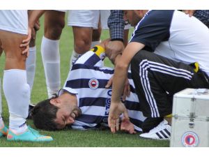 Futbolcu Acı İçerisinde Ambulans Bekledi