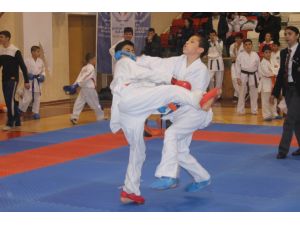 İller Arası Karate Şampiyonası Başladı